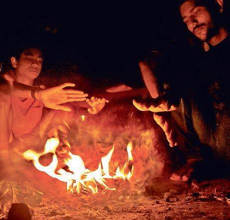 People warm themselves near a bonfuirein Bhubaneswar on Wednesday.| (EPS/ Biswanath Swain)