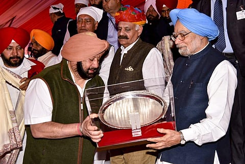 Punjab CM Amarinder Singh with former PM Manmohan singh (File Photo | PTI)
