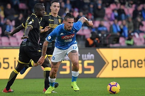 Napoli's midfielder from Slovakia Marek Hamsik fights for the ball with Frosinone's midfielder Raman Chibsah during the Italian Serie A football match on December 8, 2018 at the San Paolo stadium in Naples. | AFP