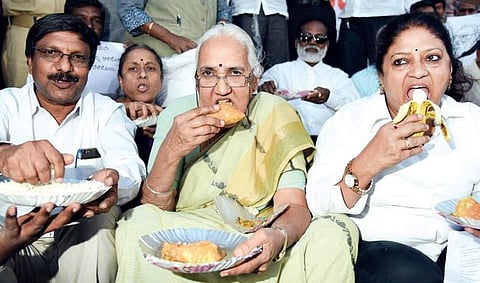 People eat outside Town Hall during the eclipse to dispel myths about eclipses and their effects on humans | Nagaraja Gadekal
