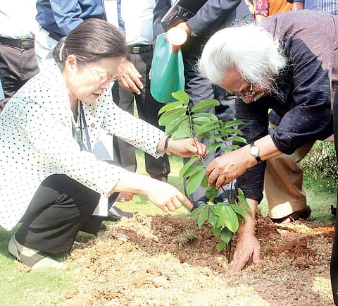 Director Adoor Gopalakrishnan and Etsuko Nakano, president, OISCA Japan, during the inauguration of the OISCA Global Youth Forum Conference in Kochi on Friday | Melton Antony