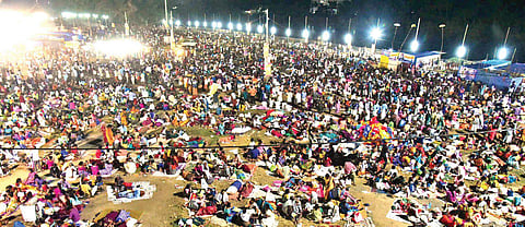 Devotees throng the Aluva Manappuram on Tuesday to pay obeisance to their ancestors. (Photo | Albin Mathew)