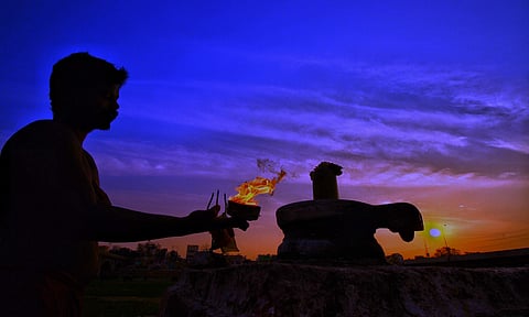 Devotees perform special 'Aarti' on Mahashivaratri at a temple on Vaigai riverbed in Tamil Nadu. (EPS | K.K.Sundar)