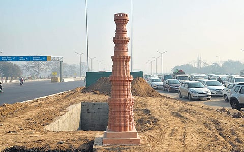 The Qutub Minar replica installed at the eastern entrance of the Nizamuddin Bridge. The bridge is a part of the Delhi-Meerut Expressway. (EPS | Parveen Negi)