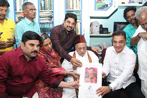 Kamal Haasan went to Abdul Kalam's house where Muthumeeran Maraikayar, elder brother of former President, welcomed the actor-turned politician on Wednesday morning. (EPS | Ponmalar)