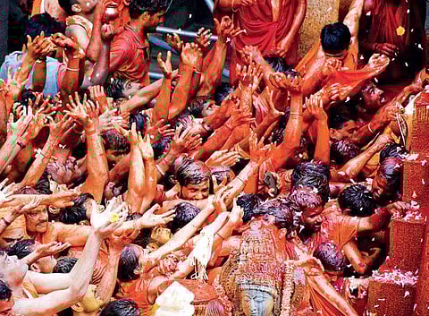 Devotees in front of Lord Bahubali during the Mahamasthakabhisheka at Shravanabelagola in Hassan district in Karnataka | Jithendra M