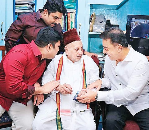 Kamal Haasan interacting with APJ Abdul Kalam’s elder brother Mohammed Muthumeera Lebbai Maraikkayar | ponmalar