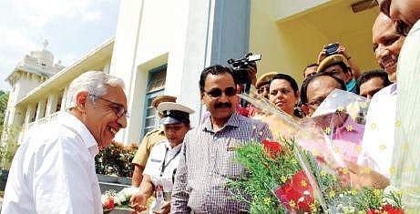 Kerala University officials welcoming Gopinath Ravindran who assumed the additional charge of Vice Chancellor at the varsity’s headquarters in Thiruvananthapuram on Saturday  | EXPRESS