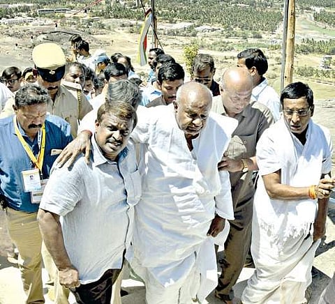 JD(S) supremo H D Deve Gowda climbs Vindyagiri Hills to participate in Mahamastakabhisheka, on Saturday I JITHENDRA M