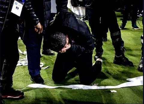 Olympiakos coach Oscar Garcia was struck in the face by a toilet roll thrown by fans (Twitter/When Sunday Comes)