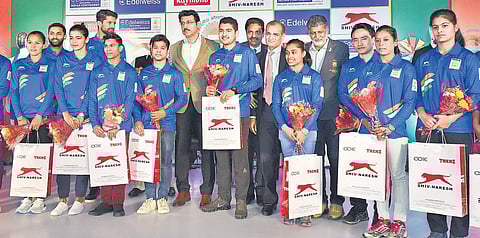 Union Sports Minister Rajyavardhan Singh Rathore (centre) with some of the members of the Indian contingent for the 2018 Gold Coast CWG In New Delhi on Monday | pti