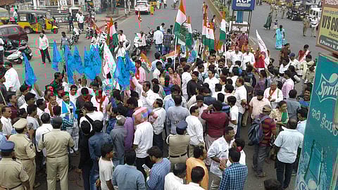 An opposition-sponsored bandh began this morning in Andhra Pradesh where state-run bus services have been suspended and educational institutions shut. (Photo: EPS)