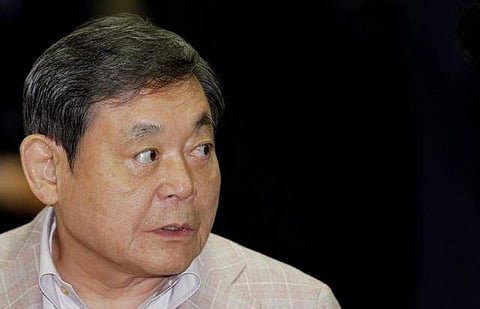 Samsung Electronics chairman Lee Kun-Hee arrives at Gimpo airport in Seoul after he visited several European countries and Japan, May 24, 2012. (Photo: Reuters)