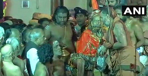 Tamil Nadu governor Banwarilal Purohit pays tribute to Kanchi Sankara Mutt head Jayendra Saraswathi who passed away yesterday. | ANI Twitter Photo