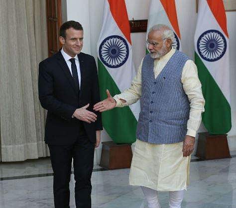 PM Modi shakes hand with French President Emmanuel Macron. (Shekhar Yadav | EPS)