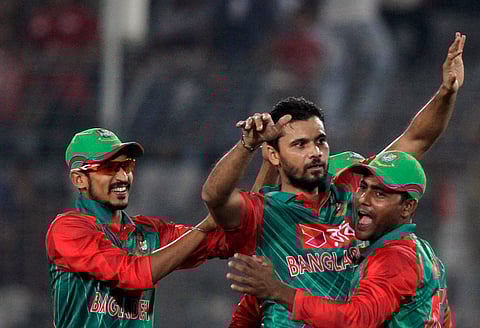 Bangladesh captain Mashraf Mortaza (C) said the team have the mental strength to overcome the tough conditions in EnglandSo far, in all four matches, the chasing team has emerged victorious. (File | AP)