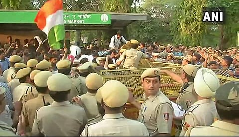 Delhi police resorted to lathicharge and water cannons to keep back scores of JNU students. (ANI)