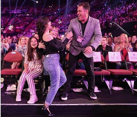 Camila Cabello with her parents and sister during the Kids’ Choice Awards. (Photo: Twitter)
