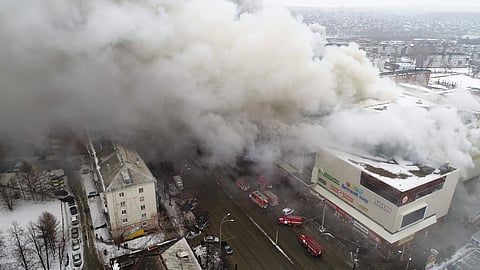 Smoke rises above a multi-story shopping center in the Siberian city of Kemerovo, about 3,000 kilometers (1,900 miles) east of Moscow, Russia | Photo: AP
