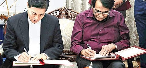 Union minister Suresh Prabhu and his Chinese counterpart Zhong Shan | Express