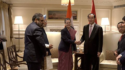Sonia Gandhi, Manmohan Singh meet Vietnam President (Twitter @INC)