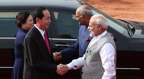 Vietnamese President Tran Dai Quang and his wife Nguyen Thi Hien are welcomed by Prime Minister Narendra Modi and President Ram Nath Kovind during their ceremonial reception at the presidential palace in New Delhi on Saturday. (EPS | Shekhar Yadav)