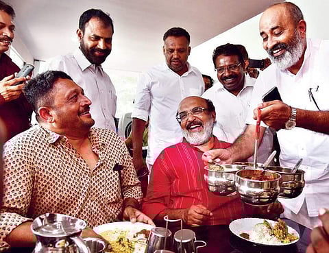 Water Resources Minister Mathew T Thomas serving food to Finance Minister Thomas Isaac and The New Indian Express Resident Editor Vinod Mathew at the ‘Janakeeya Bhakshana Sala’ | Pics: ARUN ANGELA