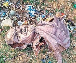 The damaged statue of Lenin. | Photo: EPS