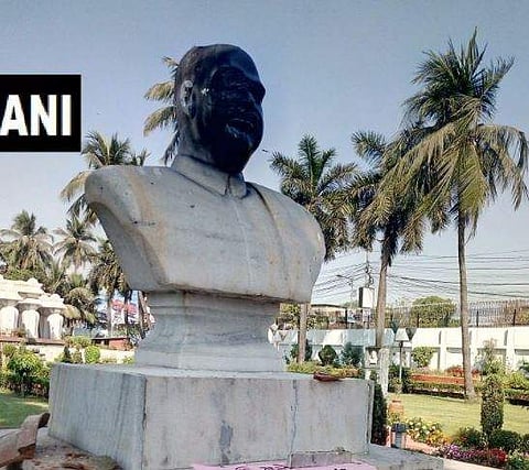 Vandalized statue of Jan Sangh founder Syama Prasad Mookerjee in Kolkata. | ANI Twitter Picture