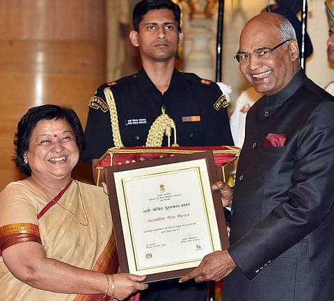 President Ram Nath Kovind presents Nari Shakti Puraskar to the acting chief justice of Delhi High Court, Gita Mittal, at Rashtrapati Bhavan on Thursday. | Photo: PTI