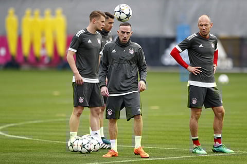 Bayern's Arjen Robben, right, watches team mate Franck Ribery as he juggles a ball during a training session prior to the Champions League quarter final second leg soccer match between FC Bayern Munich and Sevilla FC at the Allianz Arena stadium in Munich