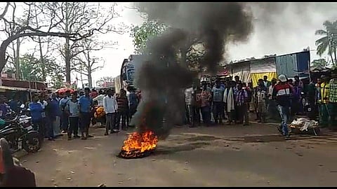Locals block Keonjhar-Thakurmunda State Highway demanding arrest of rape accused. | EPS