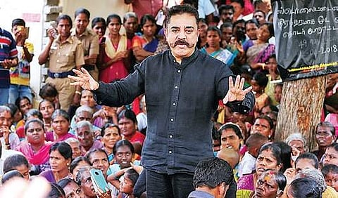 Actor and leader of Makkal Needhi Maiam Kamal Haasan interacts with protesters in Thoothukudi district | M BALAMURUGAN
