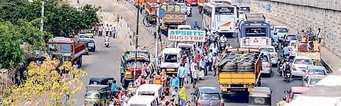 Traffic jam near Krishna Varadhi as YS Jaganmohan Reddy makes his entry into Vijayawada (File | EPS)