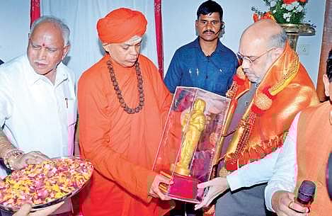 BJP national chief Amit Shah being welcomed by Shivamurthy Murugha Sharanaru of the Murugha Mutt. The seer has not openly supported anyone