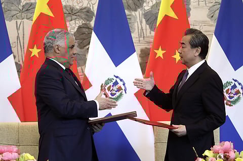 Dominican Foreign Minister Miguel Vargas, left, and Chinese Foreign Minister Wang Yi shake hands after they signed the joint communique in Beijing on May 1,2018 (AP Photo)