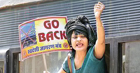 New Delhi: Protests by political parties against Walmart-Flipkart deal intensify