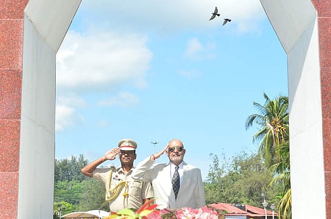 At a solemn function held at the Memorial of the ‘Battle of Aberdeen’, Rajiv Gandhi Water Sports Complex, Port Blair this morning, the Lt. Governor laid wreath and paid tribute to the brave aborigines of the Islands. | EPS