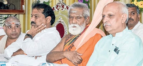 Bhuvaneswari Peetham pontiff Swamy Satyananda Bharathi, along with former chief secretary IYR Krishna Rao and YSRCP leader Malladi Vishnu, at a protest meeting organised by Brahmana Ikya Vedika in Vijayawada on Monday | R V K Rao