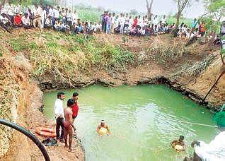 Divers searching for the children  in a well in Kokatnur village