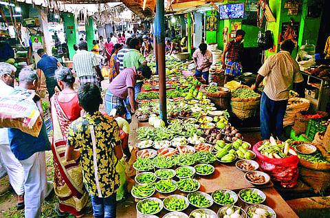 Vegetables sold like hot cakes on a day shops reopened after a three-day hiatus | V KARTHIKALAGU