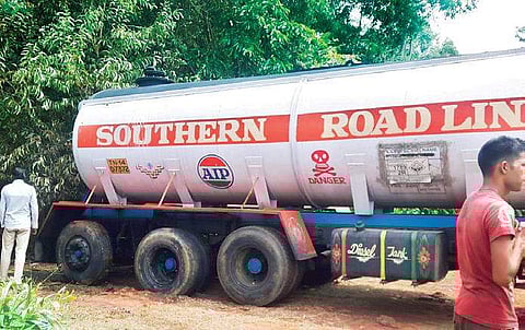 The tanker carrying hydrochloric acid that got stuck near Kadra in Karwar taluk and later leaked its contents.