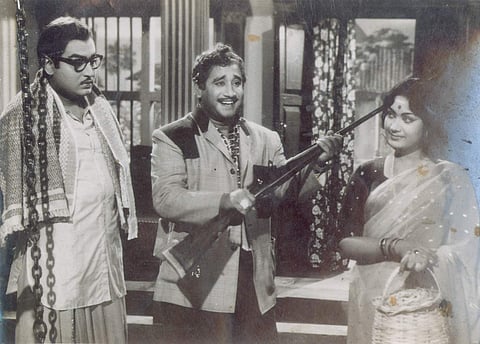 Balaji, Sivaji ganesan and Savitri in Tamil film Padithal Mattum Podhuma - Dinamani Photo By K Vaidiyanathan