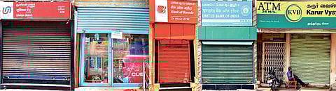 Most of the ATM centres in Thoothukudi town ran dry, leading to liquid money crunch | V Karthikalagu