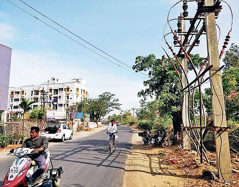 There are not many streetlights at Medavakkam Koot Road | express
