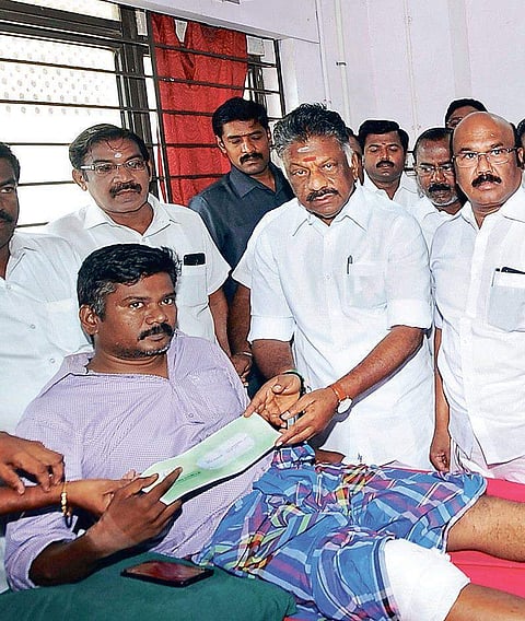 Thoothukudi: O Panneerselvam visits injured at hospital