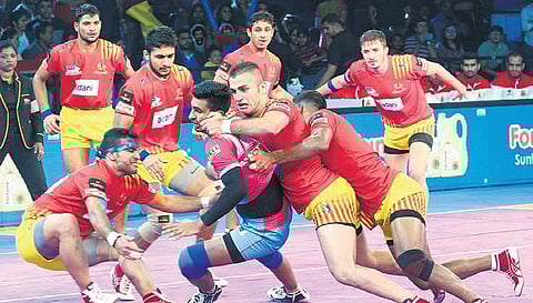 Abozar Mighani (left) and Fazel Atrachali (tackling, second from right) in action | File Photo