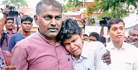 Kasthuri Ramalingam, whose father Krishnasamy died of a heart attack in Kochi on Sunday, being consoled at the Ernakulam General Hospital | A Sanesh