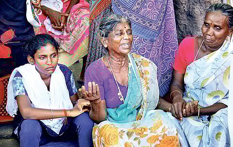 Inconsolable relatives of Chandrasekar, who became the third victim of the Kachanatham caste clash; and (below) Vice-Chairman of NCSC inquiring with a victim of the clash at GRH in Madurai on Thursday | k k sundar
