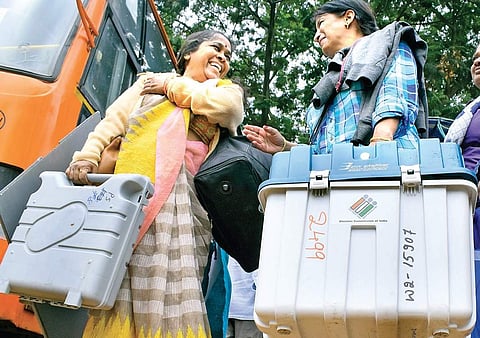 Election Commission personnel carry equipment to polling booths in Jayanagar constituency on Sunday | pandarinath b